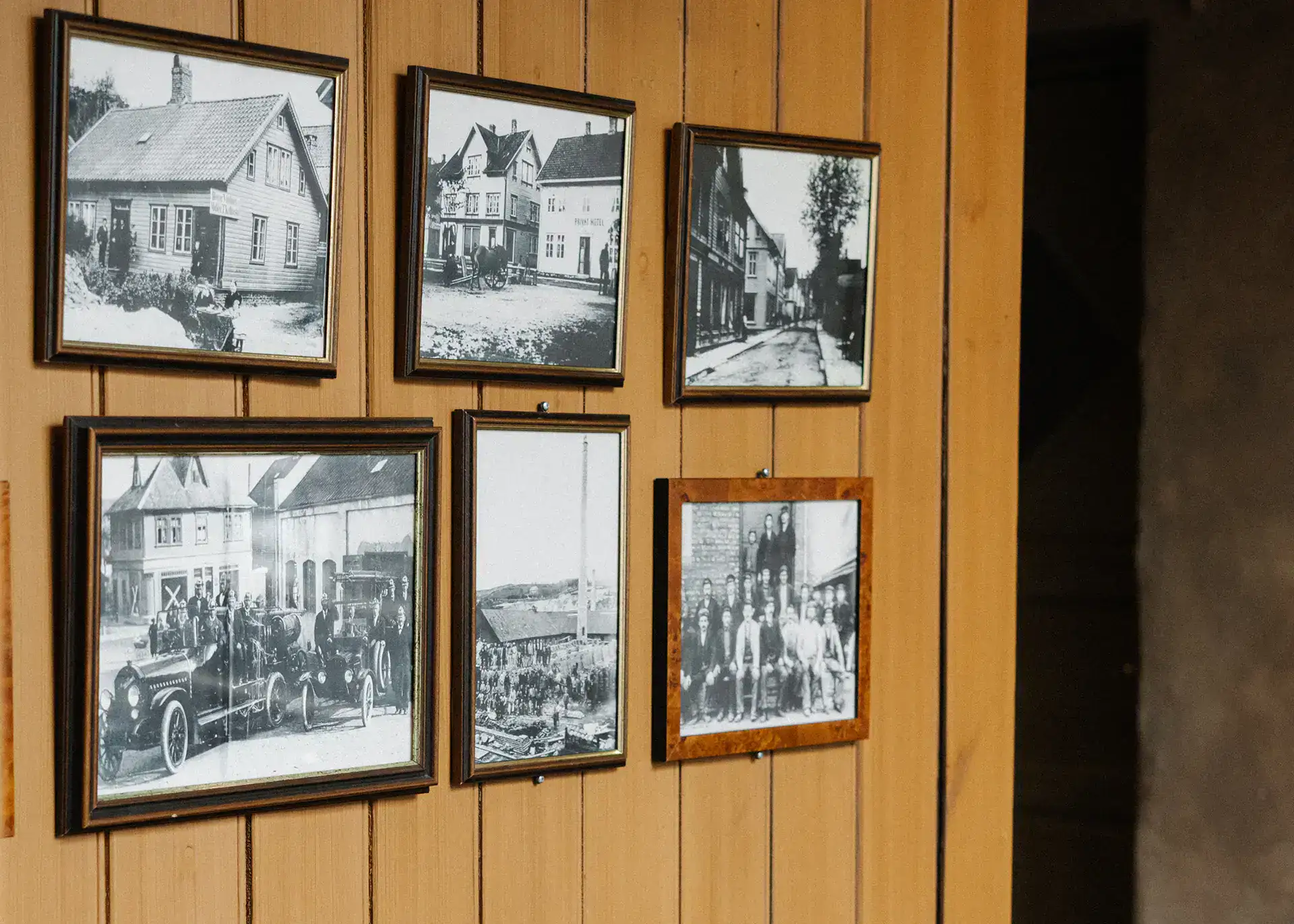 Autentiske detaljer fra hotellrom på GamlaVærket — trebjelker og historiske materialer